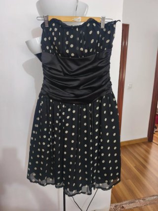 Vestido de fiesta negro con lunares blancos