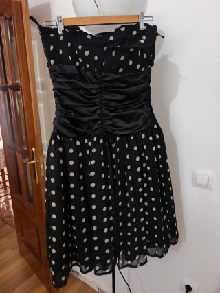 Vestido de fiesta negro con lunares blancos