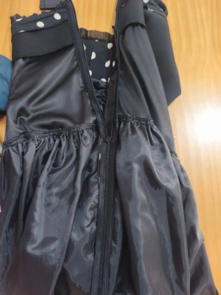 Vestido de fiesta negro con lunares blancos
