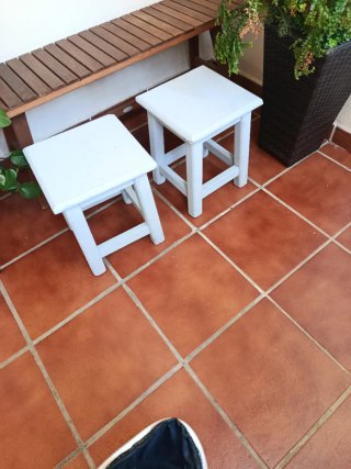 Juego de 2 taburetes de madera blancos