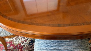 Mesa de comedor ovalada de cerezo
