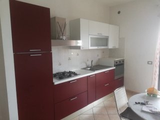 Cucina componibile rossa e bianca