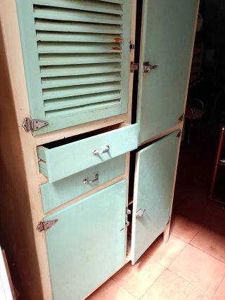 Alacena antigua madera y metal