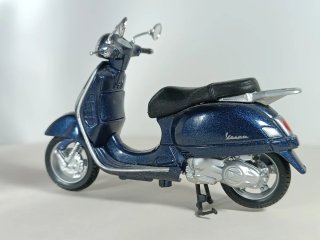 Moto Vespa  de Maisto 1/43 serie 1725