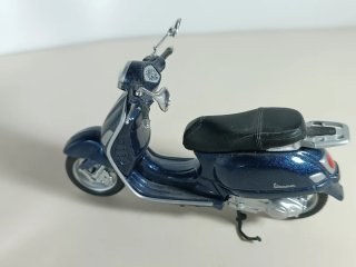 Moto Vespa  de Maisto 1/43 serie 1725
