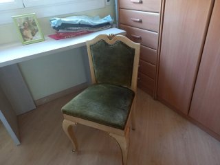 Silla antigua dorada y verde
