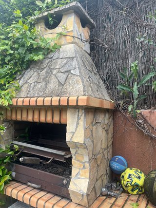 Barbacoa de piedra y ladrillo