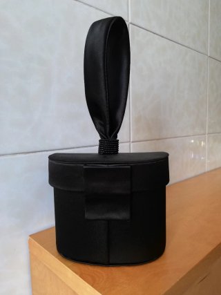 Borsa bauletto nera con nappa