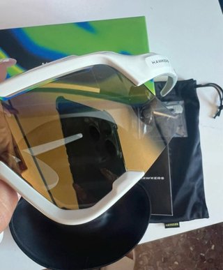 Gafas de sol Hawkers doradas y blancas