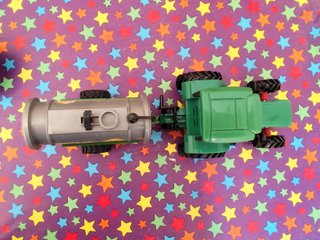 Tractor de juguete con cisterna