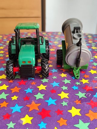 Tractor de juguete con cisterna