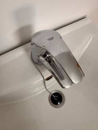 Mueble de baño con lavabo y grifo