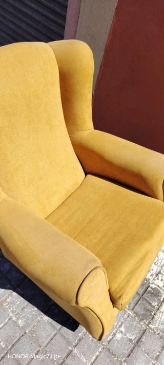 Sillón de tela amarillo de una plaza