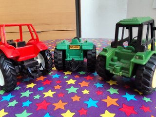 3 tractores de juguete