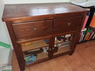 Cómoda de madera con cajones y vitrina