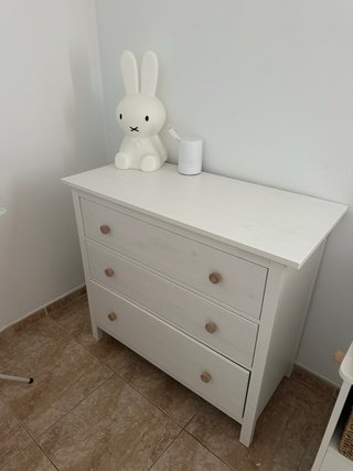 Cómoda de madera blanca