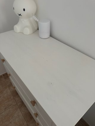 Cómoda de madera blanca