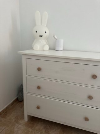 Cómoda de madera blanca