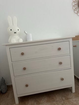 Cómoda de madera blanca