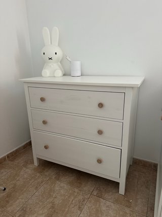Cómoda de madera blanca