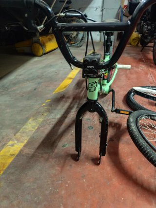 Bicicleta BMX GT con 2 ruedas extra