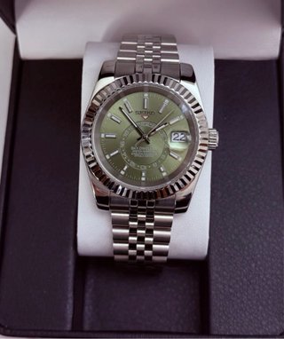 Reloj Seiko Mod Sky Dweller Verde