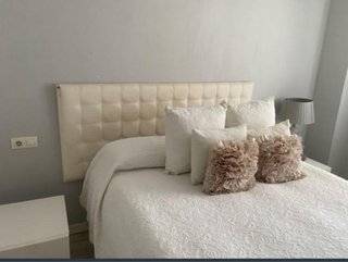 Cabecero de cama beige y blanco