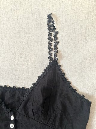 Top negro tirantes florecitas