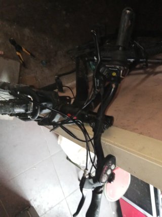 Bicicleta de montaña negra a bateria