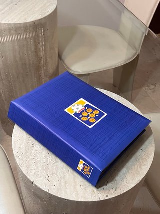 Álbum de fotos azul con diseño floral