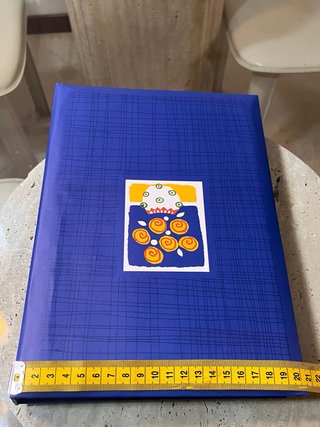 Álbum de fotos azul con diseño floral