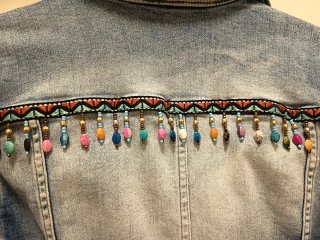 Chaqueta vaquera con bordado étnico
