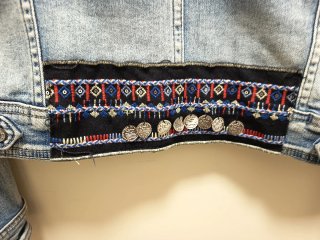 Chaqueta vaquera con bordado étnico