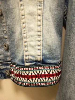 Chaqueta vaquera con bordado étnico