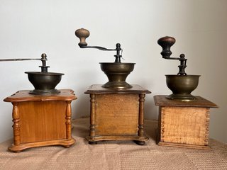 3 Antichi Macinini da Caffè in Legno e Bronzo
