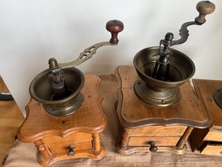 3 Antichi Macinini da Caffè in Legno e Bronzo