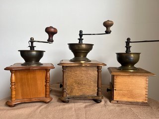 3 Antichi Macinini da Caffè in Legno e Bronzo