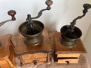 3 Antichi Macinini da Caffè in Legno e Bronzo
