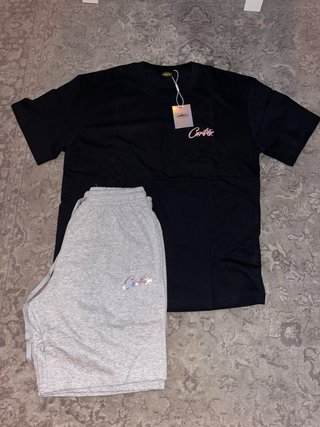 Conjunto Corteiz Camiseta Negra y Shorts Grises