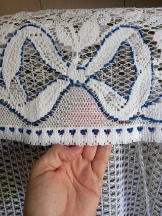 Cortina de encaje blanca bordada azul
