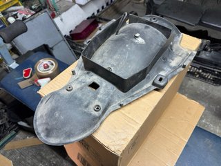 Tapa paso rueda Aprilia RS50 Culo Avispa