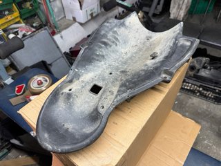 Tapa paso rueda Aprilia RS50 Culo Avispa