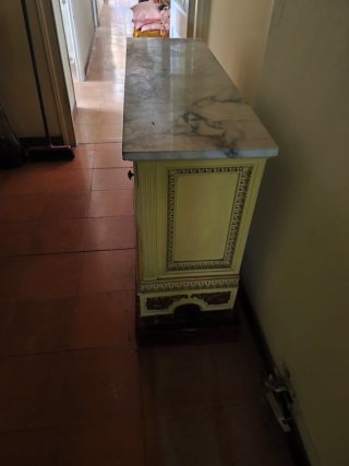 Mueble Beige y Dorado con Mármol