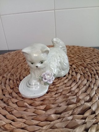 gato de porcelana