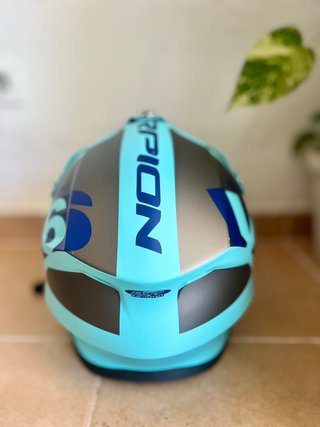 Casco de moto off-road azul y negro