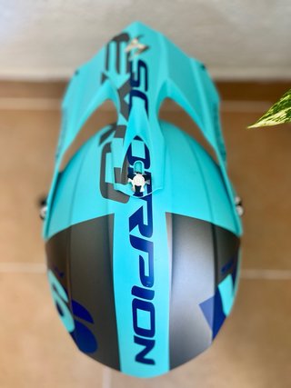 Casco de moto off-road azul y negro