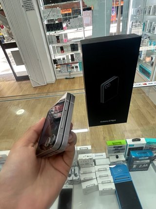 Samsung Galaxy Z Flip6 256GB Argento Semi Nuovo