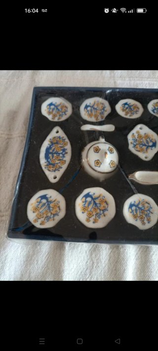 Set di stoviglie in miniatura per case delle bambole