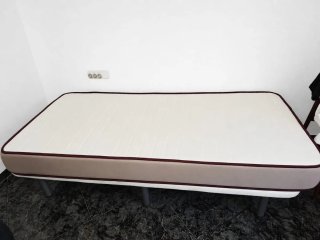 SUPER OFERTA Base tapizada y colchón de 90cm.