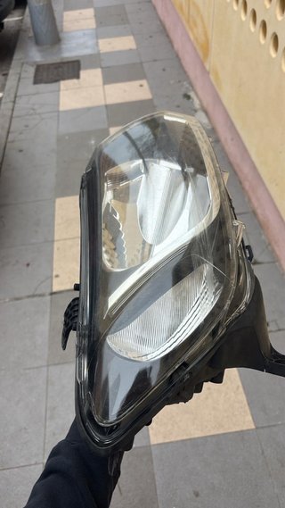 Foco derecho Dacia Sandero 2015